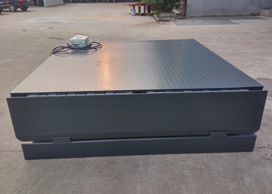 8000KG Capacity 700MM Adjusted Height Grey Color Hydraulic Dock Leveler For Forklift