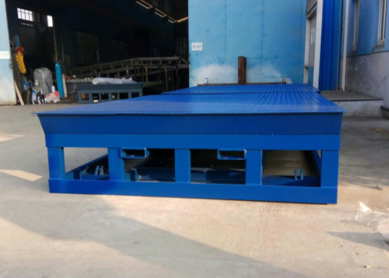 8000KG Capacity 700MM Adjusted Height Grey Color Hydraulic Dock Leveler For Forklift
