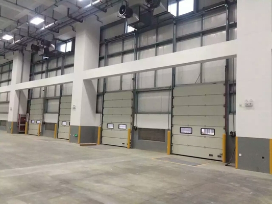 Puertas aéreas seccionales industriales duraderas en almacenes puertos de carga centros de distribución